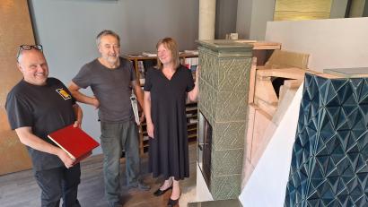 Bild: bl
Betriebsleiter Wolfgang Engel (links) , Herbert Rittmeyer und geschäftsführende Gesellschafterin Elisabeth Troidl sind überzeugt, dass die Werkstätten für Ofenbau mit ihrer 150-jährigen Tradition in Nabburg auch weiterhin eine Zukunft haben. Aktuell geht der Trend auch wieder zu farbigen Kacheln, die man sie hier an den Modellen rechts sieht.