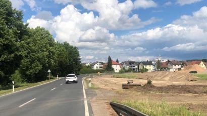 Bild: sei
Ab dem 8. Juni ist die Hüttener Straße bei Mantel gesperrt. Hier entsteht ein neuer Kreisverkehr für die Ortsumgehung.