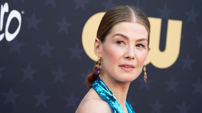 Bild: Jordan Strauss/Invision/AP/dpa
Die gebürtige Londonerin Rosamund Pike (47) spielt die weibliche Hauptrolle in „Ladies First“. (Archivbild)
