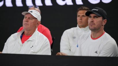 Bild: Vincent Thian/AP/dpa
Alexander Zverev senior (l) und Mischa Zverev schauen bei einem Match von Alexander Zverev zu. (Archivbild)