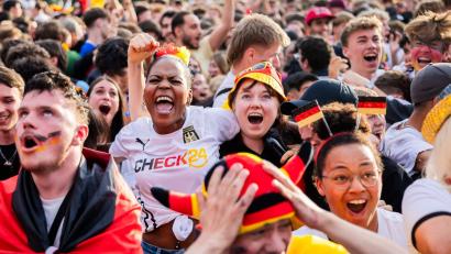 Symbolbild: Christoph Soeder/dpa
Die Fußball-WM findet dieses Jahr in Nordamerika statt. Deswegen starten die Spiele hierzulande am späten Abend oder in der Nacht. Wird deswegen beim Public Viewing genauso viel los sein wie auf diesem Bild von 2024?