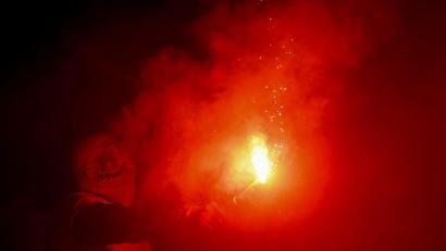 Bild: Christian Charisius/dpa
Das Verhalten ihrer Fans wird für den FC St. Pauli und den HSV teuer. (Archivbild)