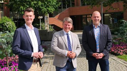 Bild: Stadt Weiden
Mit Markus Kindsgrab (links) und Fabian Liedl (rechts) besetzt Weidens neuer Oberbürgermeister Benjamin Zeitler zwei Schlüsselpositionen im Rathaus.