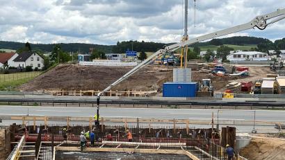 Bild: ihl
Für das Widerlager an der westlichen Seite der A 93 in Nabburg wird gerade das Fundament betoniert. Die Arbeiten für den Ersatzneubau liegen im Zeitplan. Das Fundament auf der gegenüber liegenden Seite ist fertig.