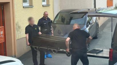 Bild: N5 DESK/NEWS5/dpa
Nachdem ein Anwohner die Polizei alarmiert hatte, fanden die Beamten den Mann leblos in seiner Wohnung. (Archivbild)
