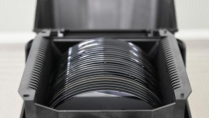 Bild: David Hammersen/dpa
Die EU-Kommission will unter anderem die Versorgung mit Halbleitern sicherstellen. Im Bild: Zwischenprodukte, sogenannte Wafer, in den Räumen des Halbleiterproduzenten Nexperia. (Symbolbild)