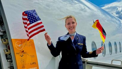 Bild: Johanna Thoma
Lufthansa-Pilotin Johanna Thoma aus Wiesau vor dem Airbus A350-900, der die deutsche Fußballnationalmannschaft der Männer am Dienstag in die USA brachte. Fotos mit den Spielern durfte das Personal von Lufthansa nicht machen: Der DFB hatte das zuvor untersagt.