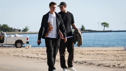 Bild: Christian Charisius/dpa
Jonas Urbig (l.) und Manuel Neuer (r.) gehen am Lake Michigan spazieren.
