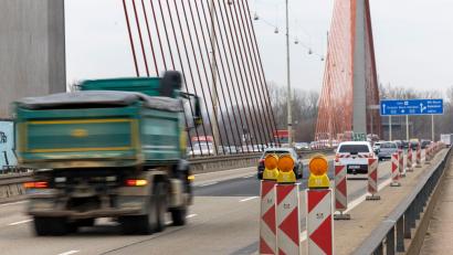 Bild: Thomas Banneyer/dpa
Die Bonner Nordbrücke ist bereits seit Februar für schwere Lkw gesperrt. (Archivbild)
