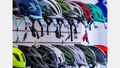 Bild: Jens Büttner/dpa
Nicht alle tragen einen Fahrradhelm, viele wünschen sich aber eine Helmpflicht. (Symbolbild)
