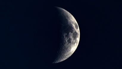 Bild: Slavek Ruta/ZUMA Wire/dpa
Der Mond ist als Sichel im Nachthimmel über Tschechien zu sehen. (Symbolbild)
