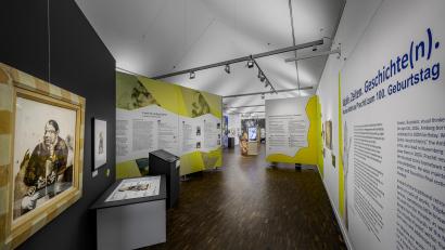 Bild: Marcus Rebmann
Verschiedene Selbstbildnisse Prechtls im Eingangsbereich der Sonderausstellung.