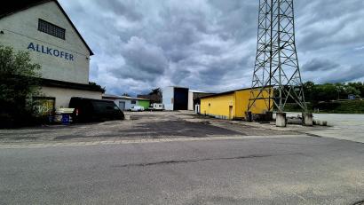 Bild: Hösamer
Das Allkofer-Gelände in Schwarzenfeld ist eine Industriebrache, in guter Lage nahe der Autobahn. Hier soll ein Regionalcenter entstehen.