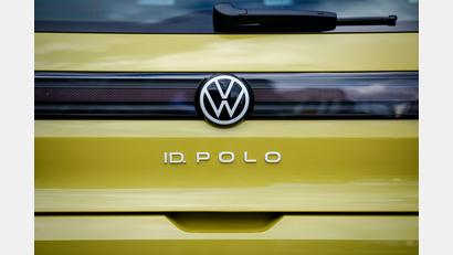 Bild: Kay Nietfeld/dpa
Mit dem ID. Polo verabschiedet sich VW von den Nummern in den Modellnamen und kehrt zu den bekannten Bezeichnungen zurück. Die Studie hatte noch ID.2all geheißen. (Archivbild)