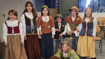 Bild: Florian Wein / OVIGO Theater
Das OVIGO Theater bereitet sich auf die Premiere des neuen Familienstücks „Robin Hood“ vor. Hier die Kostümprobe für den Chor.