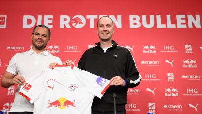 Bild: Robert Michael/dpa
Neuer Vertrag für Ole Werner? Sporchef Marcel Schäfer (l) hat keine Eile. (Archivbild)