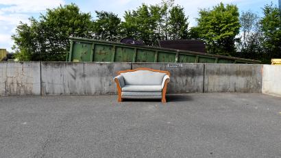 Bild: ubb
Wer Polstermöbel wegwirft, wie diese noch gut erhaltene Couch, sollte vorher in die Ritzen schauen. Im Abfallwirtschaftszentrum Steinmühle finden die Mitarbeiter immer wieder einmal Geld auch zwischen den Polstern.