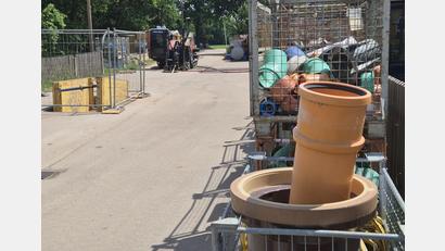 Bild: Hösamer
In Brudersdorf wird derzeit die Wasserversorgung erneuert. Deshalb ist eine Notversorgung errichtet worden.