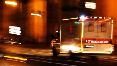 Symbolbild: Nicolas Armer/dpa
Keine Zeit verlieren: Weil Menschen heute schneller ins Krankenhaus gebracht werden können, sinkt auch das Risiko akuter Infarkte.