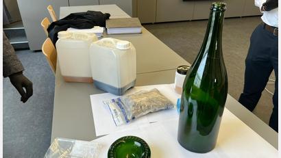Archivbild: juh
Eine der ursprünglich mit MDMA gefüllten Flaschen war während des Prozesses im Gerichtssaal in Weiden zu sehen.