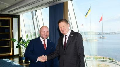 Bild: Handout / Berlin/AfD/dpa
AfD-Politiker Markus Frohnmaier: Handshake mit Putins Vertrautem und Gazprom-Chef Alexej Miller beim Wirtschaftsforum in St. Petersburg.