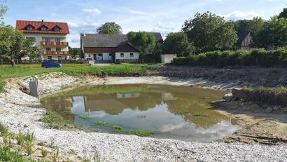 Bild: Portner
Die ökologische Umgestaltung des Dorfweihers Pirk ist abgeschlossen. Der Wasserstand des sogenannten Himmelsweihers erhöht sich lediglich durch Niederschläge.