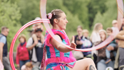 Bild: Alessandro Azzaro
Neun Hula-Hoop-Reifen gleichzeitig lässt Alessandra Azzaro aus Italien an ihrem Körper wirbeln und drehen.