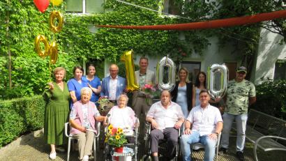 Bild: adj
Ihren 100. Geburtstag feierte Elisabeth Schier (vorne, Zweite von links) im Seniorenwohnheim Löffler in Altenstadt und freute sich über die Glückwünsche vieler Gratulanten.