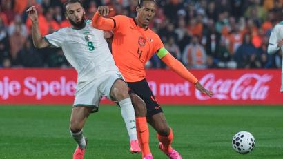 Bild: Patrick Post/AP/dpa
Zähes Ringen: Die Niederlande um Kapitän Virgil van Dijk (re., hier gegen Amine Gouiri) tat sich gegen Algerien schwer.