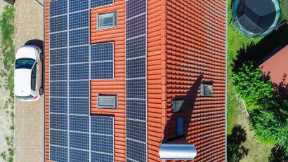Bild: Patrick Pleul/dpa-Zentralbild/dpa
Der Anstieg der Öl- und Benzinpreise führt zu verstärkter Nachfrage nach Solaranlagen und Elektroautos. (Symbolbild)