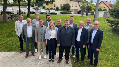 Bild: ge
Sie repräsentieren die 27 Landkreis-Gemeinden im aktuellen Kreisverband des Bayerischen Gemeindetages (von links): der bisherige Vorsitzende Peter Braun, Anton Peter, Martin Fleischmann, Jörg Kaduk, Stefan Frank, Beate Dietrich, Hermann Böhm, Vorsitzender Dieter Dehling, Dominik Sachsenhauser, Erwin Geitner, Uwe König und Georg Große Verspohl vom Verband.
