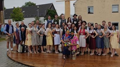 Bild: Christian Huber
Bei der Krickelsdorfer Kirwa wurden Verena Piehler und Benedikt Dietrich (vorne) zum neuen Ober-Kirwapaar gekürt. Die Tänze der 15 Kirwapaare hatte wieder Sonja Ringer (2. von links) einstudiert. Mit im Bild links die „S’Vilsblech-Musikanten“.