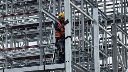 Bild: Matthias Bäumler
Arbeitsplatz in luftiger Höhe: Die Monteure schrauben die Einzelteile des Regalsystems zusammen.