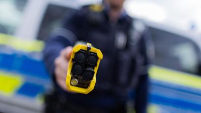 Bild: Rolf Vennenbernd/dpa
Taser statt Pistole? Die bayerische Polizei will das nun auch für den Einsatz auf Streife testen. (Symbolbild)
