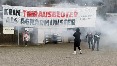 Bild: ---/dpa
Kurz nach der Protestaktion zog Felßner seine Kandidatur für das Amt des Bundesagrarministers zurück. (Archivbild)