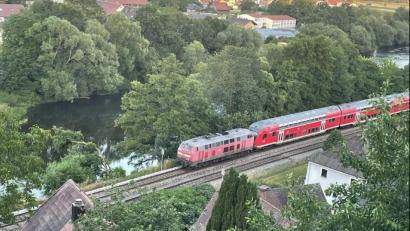 Bild: Wilhelm Amann
Die Bahnlinie durch das Naabtal - hier im Bereich der Stadt Nabburg - soll nach jüngsten Plänen vorerst (noch) nicht elektrifiziert werden. Eine Chance könnte sich daraus für Nabburg ergeben.