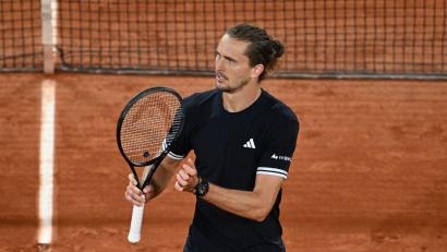 Bild: Emma Da Silva/AP/dpa
Alexander Zverev wird in Paris auch von seiner Oma begleitet.