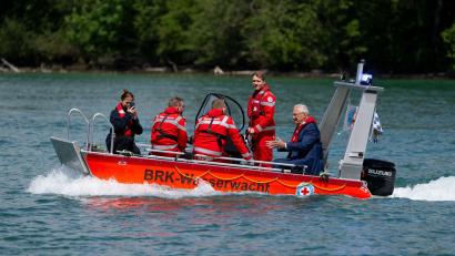Bild: A4366 Sven Hoppe/dpa
Innenminister Herrmann, DLRG und Wasserwacht starten eine Kampagne für mehr Sicherheit am Badesee.
