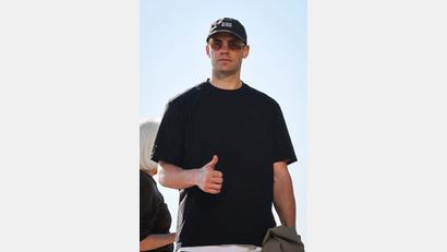 Bild: Christian Charisius/dpa
Daumen hoch am Strand: Wird dieses Zeichen von Manuel Neuer in Chicago auch für die WM-Generalprobe gegen die USA gelten?