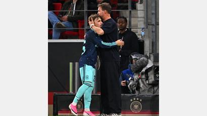 Bild: Tom Weller/dpa
Bundestrainer Julian Nagelsmann schließt Team-Youngster Lennart Karl in die Arme. (Archivbild)