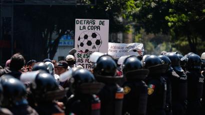 Bild: Fernando Llano/AP/dpa
Verschiedene Gruppierungen demonstrieren seit Tagen in Mexiko vor der Eröffnung der WM. (Archivbild)