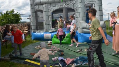 Bild: Elisabeth Dobmayer
Ein echter Anziehungspunkt war die große Hüpfburg mit ihren markanten Zinnen. Dort herrschte den ganzen Nachmittag über reger Betrieb. Die Kinder tobten ausgelassen, lachten und genossen das Fest auf ihre ganz eigene Weise.