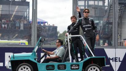 Bild: Asanka Brendon Ratnayake/AP/dpa
Duell um den Titel: George Russell (r) und Kimi Antonelli kämpfen immer härter um die Formel-1-WM. (Archivbild)