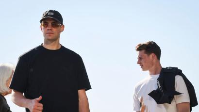 Bild: Christian Charisius/dpa
Manuel Neuer (l.) ist mit Jonas Urbig (r.) an der Promenade des Lake Michigan in Chicago.