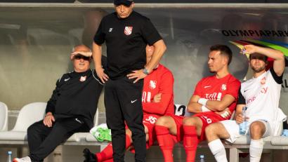 Bild: Soeren Stache/dpa
Havelse und Trainer Samir Ferchichi (2.v.l) könnten nun doch im Profifußball bleiben. (Archivbild)