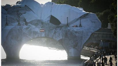 Bild: Simon Wohlfahrt/AFP/dpa
Ob und in welchem Tempo die Arbeiten an „La Caverne du Pont Neuf“ durchgeführt werden können, hängt von den jeweiligen Wetterverhältnissen ab.
