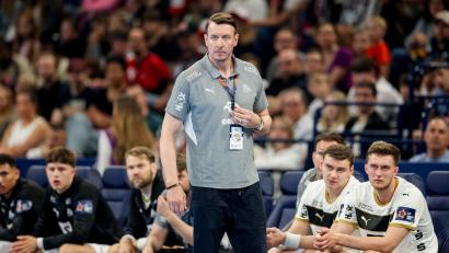 Bild: Philipp Szyza/dpa
Kiels Trainer Filip Jicha steht am Spielfeldrand. (Archivbild)