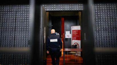 Bild: Loic Venance/AFP/dpa
Der sogenannte Maskenmann hat vor Gericht in Frankreich bestritten, den kleinen Jonathan getötet zu haben. (Archivbild)