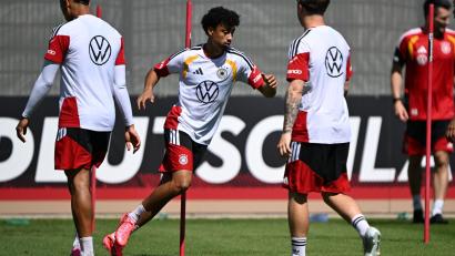 Bild: Federico Gambarini/dpa
Nathaniel Brown (Mitte) beim Training mit der deutschen Nationalelf. Der Kümmersbrucker soll sich mit dem FC Bayern einig sein.
