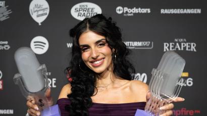 Bild: Soeren Stache/dpa
„Take Me Späti“-Moderatorin Sara Arslan sahnte beim Deutschen Podcast Award ab.